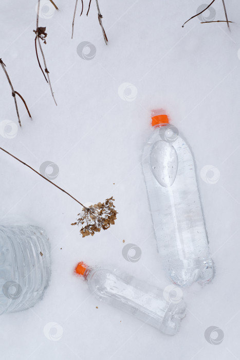 Скачать Бутылки с питьевой водой на снегу. рекламный плакат фотосток Ozero