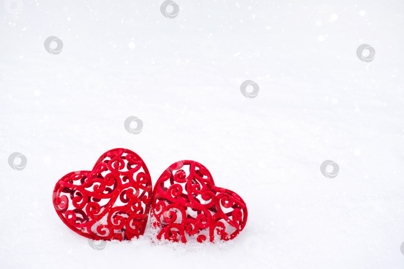 Скачать Два красных сердца на снегу - поздравительная открытка ко Дню святого Валентина, празднику всех влюбленных 14 февраля. Пространство для копирования. Приглашение на свидание, любовь, свидания фотосток Ozero