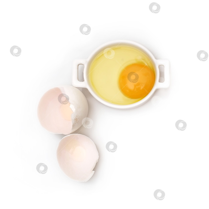 Скачать Разбитое белое яйцо, выделенное на белом фоне фотосток Ozero