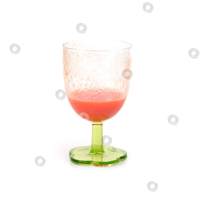 Скачать Томатный сок в стакане, выделенный на белом фоне фотосток Ozero