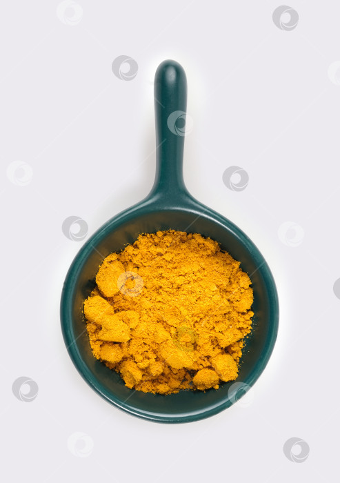 Скачать Небольшая пробная порция желтого порошка куркумы на блюде, выделенная на белом фоне. Элемент дизайна с контуром отсечения фотосток Ozero