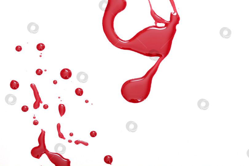 Скачать Набор капель красной жидкости (кровь, лак для ногтей, кетчуп, заправка), выделенных на белом фоне фотосток Ozero