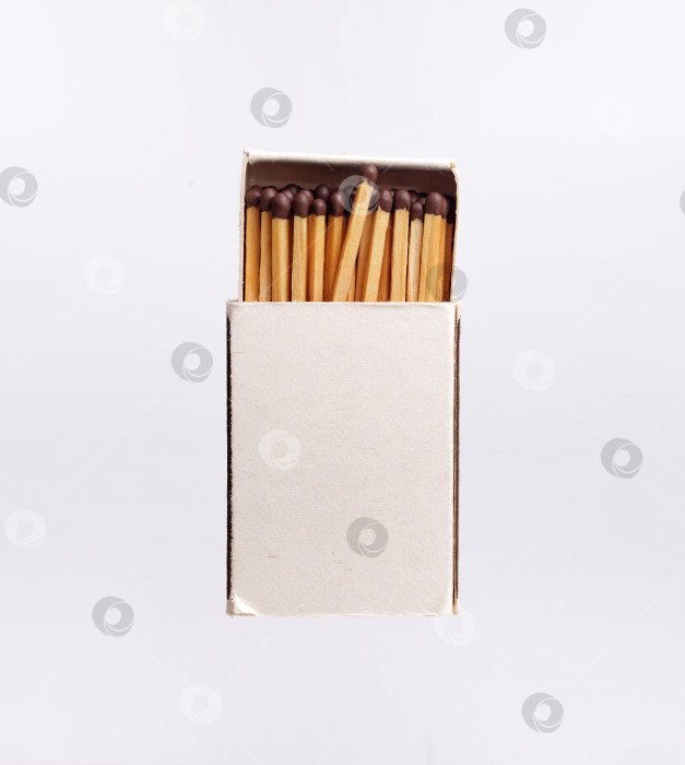 Скачать Одиночный ретро-спичечный коробок, выделенный на белом фоне фотосток Ozero