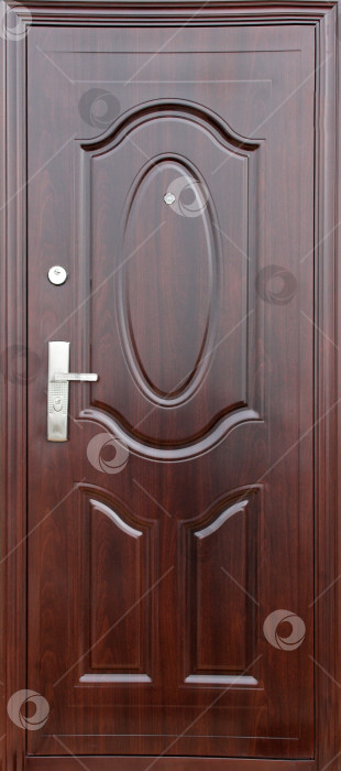Скачать Модель входной металлической двери, выделенная на белом фоне фотосток Ozero