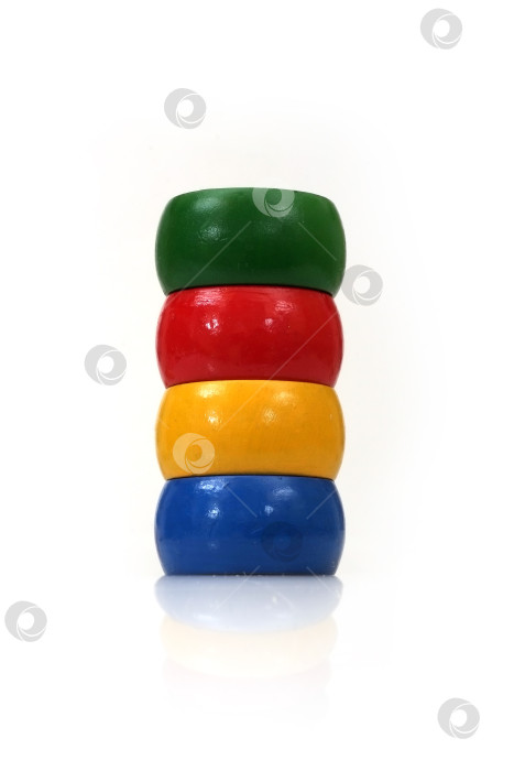 Скачать Детская игрушка stacked ring tower, выделенная на белом фоне для создания графического дизайна фотосток Ozero