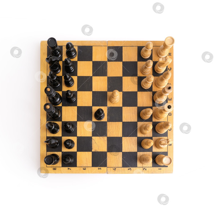 Скачать Шахматы на деревянной доске, выделенные на белом фоне фотосток Ozero