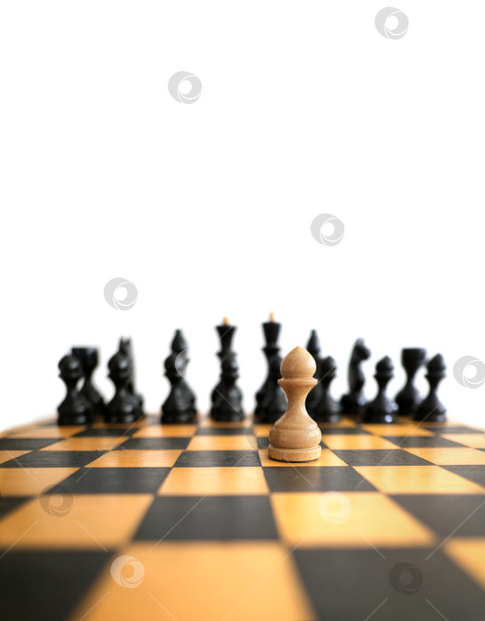 Скачать Шахматы на деревянной доске, выделенные на белом фоне фотосток Ozero