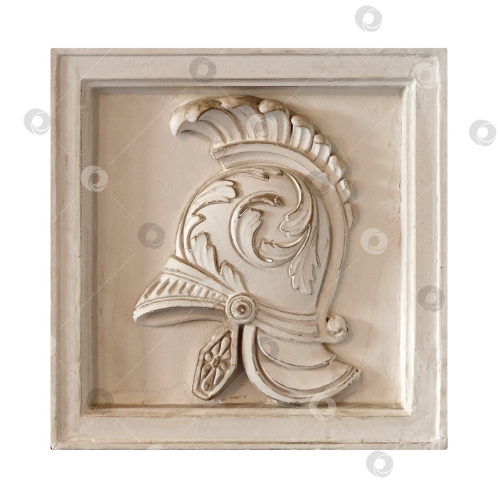 Скачать Элемент интерьера из белого мрамора с изображением шлема из древнегреческого мифа. Элемент выделен на белом фоне фотосток Ozero
