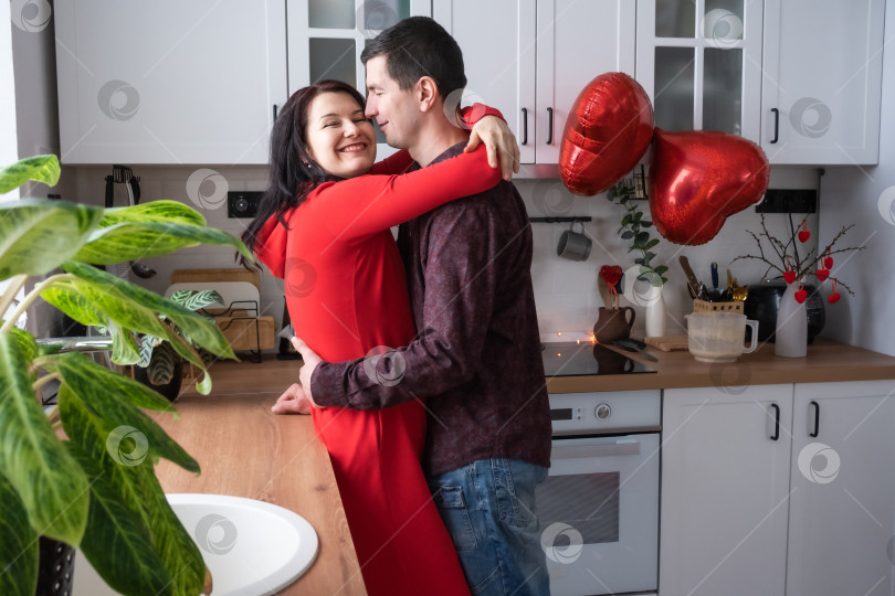 Скачать Влюбленные мужчина и женщина встречаются дома в счастливых объятиях на кухне. День святого Валентина, счастливая пара, история любви. Любовное гнездышко, жилье для молодой семьи фотосток Ozero