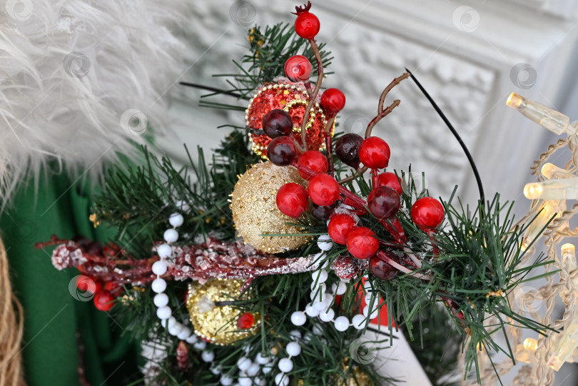 Скачать Рождественская елка на улице, украшенная рождественскими игрушками. Украшение к Новому году и Рождеству фотосток Ozero