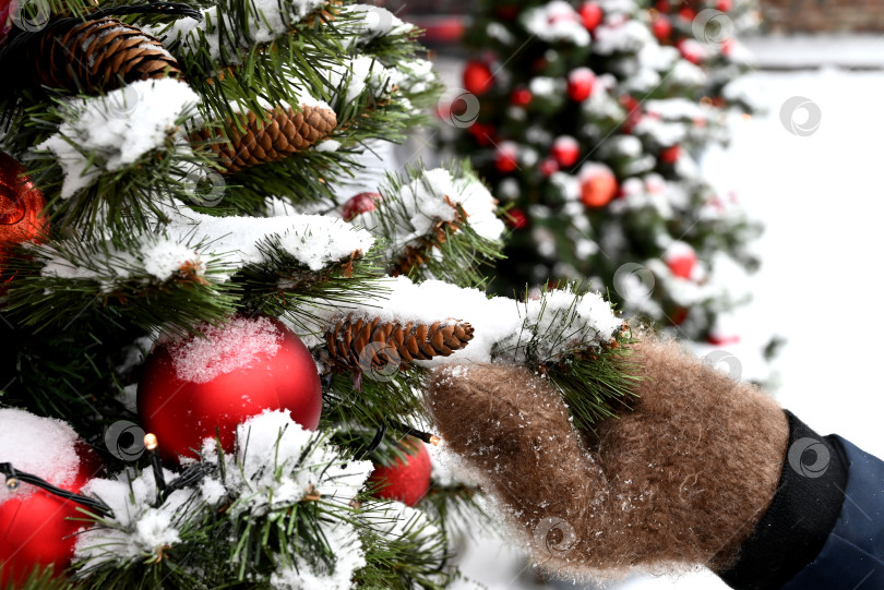 Скачать Рождественская елка на улице, украшенная елочными игрушками, оленями.Украшение к Новому году и Рождеству фотосток Ozero