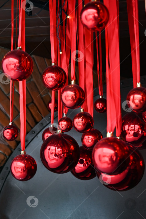 Скачать Новогоднее оформление на улице города. красные рождественские шары на лентах. Фотография высокого качества фотосток Ozero