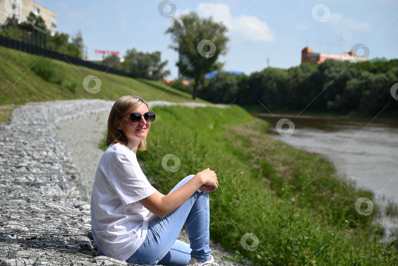 Скачать женщина-фотограф с фотоаппаратом в руках идет по улицам города фотосток Ozero