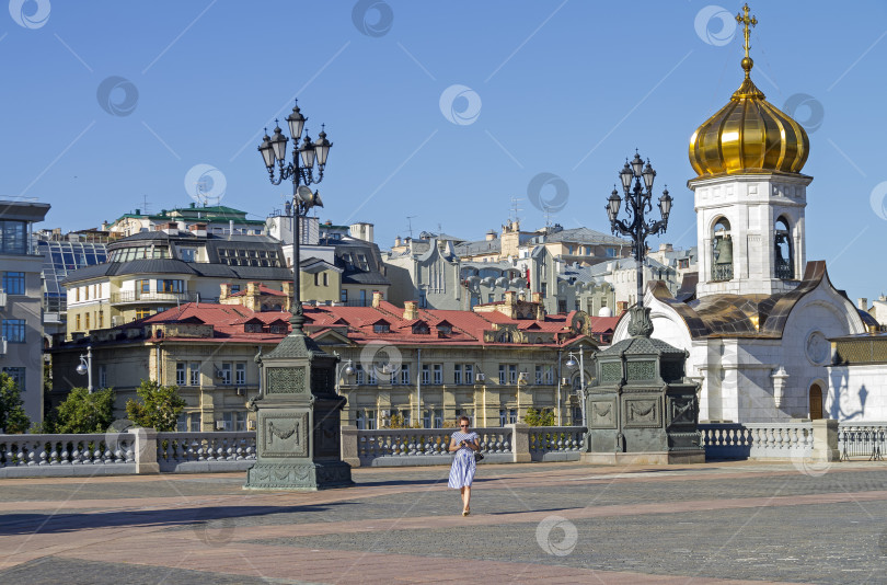 Скачать Фрагмент площади у храма Христа Спасителя в Москве фотосток Ozero