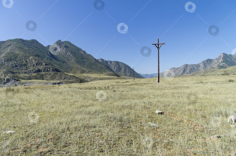 Скачать Небольшая линия электропередачи в горах Алтая. Россия. фотосток Ozero