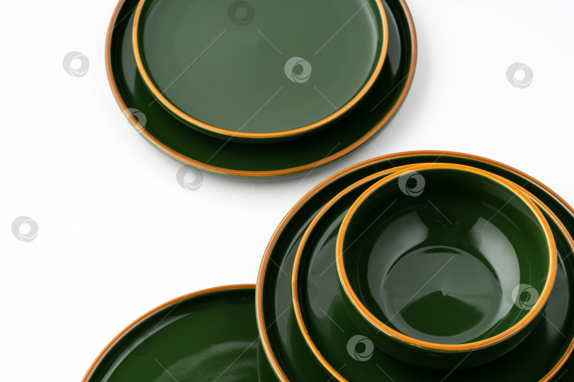 Скачать Набор зеленых керамических тарелок и чаши на белом фоне фотосток Ozero