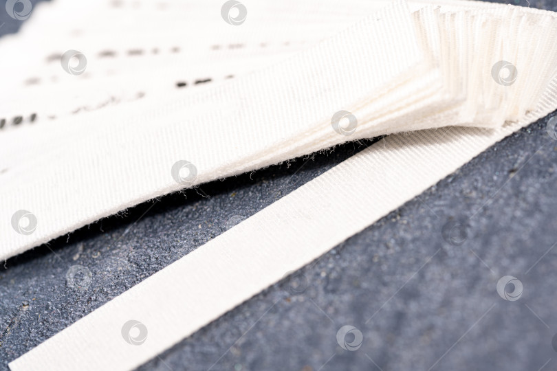 Скачать Снимок крупным планом полосок белой ткани для маркировки одежды фотосток Ozero
