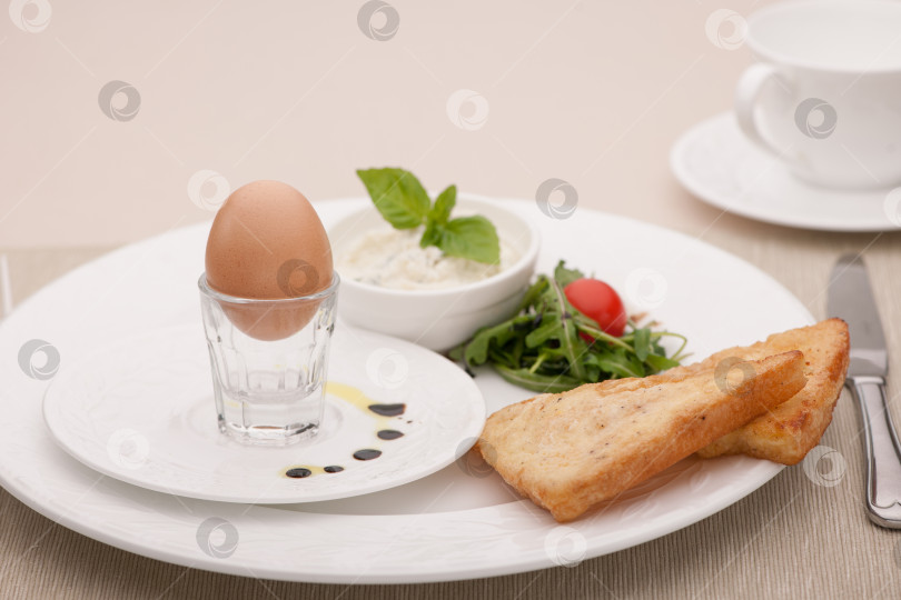 Скачать завтрак подается с тостами и поджаренным хлебом фотосток Ozero