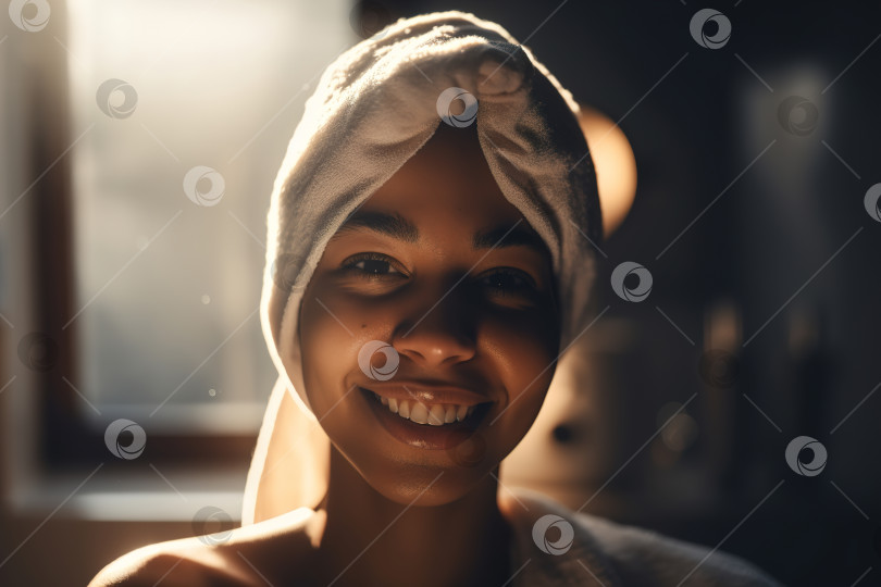 Скачать Счастливая улыбающаяся чернокожая молодая женщина с полотенцем на голове в ванной смотрит в камеру. Портрет чистой мокрой афроамериканки после душа, гигиена ухода за собой. Порождающий искусственный интеллект фотосток Ozero