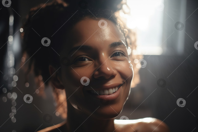 Скачать Портрет позитивной чернокожей молодой женщины в ванной утром. Улыбающаяся мокрая афроамериканка смотрит в камеру после душа. Порождающий искусственный интеллект фотосток Ozero
