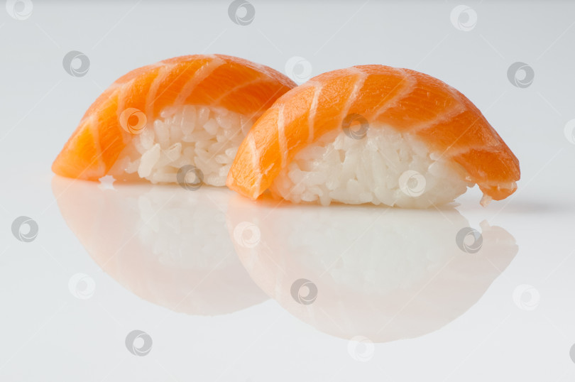 Скачать суши на белом фоне фотосток Ozero