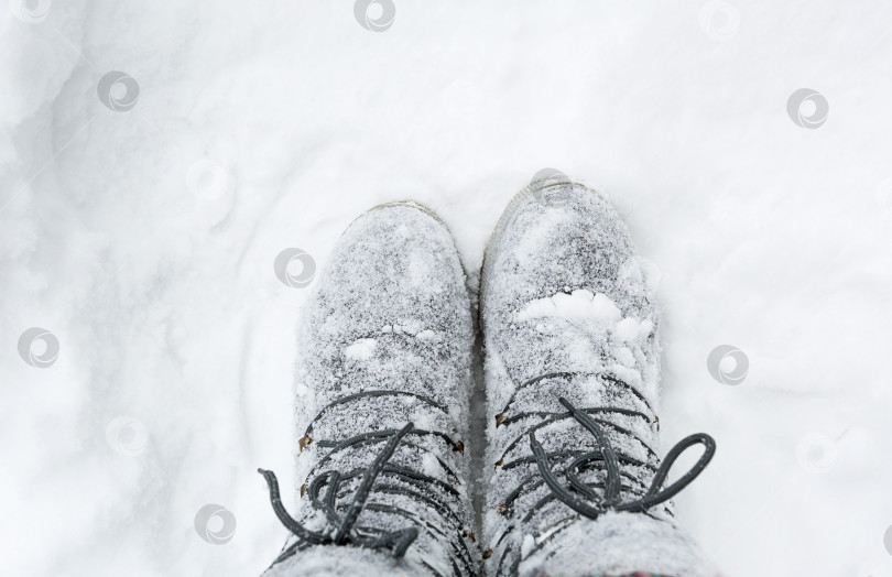 Скачать Ботинки на шнурках покрыты снегом. Зима, снегопад, холод, обувь из валяной шерсти, защита от замерзания, морозостойкость. Жизнь в деревне, коттеджный поселок, аутентичность. Крупный план, копировальное пространство фотосток Ozero