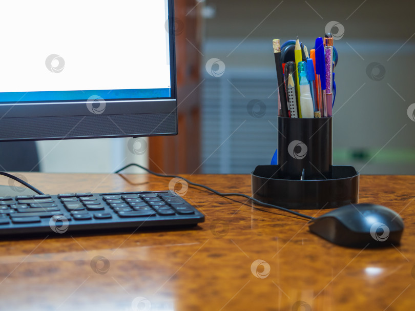 Скачать Офисный рабочий стол. Крупный план рабочего стола в офисе или домашней комнате  фотосток Ozero