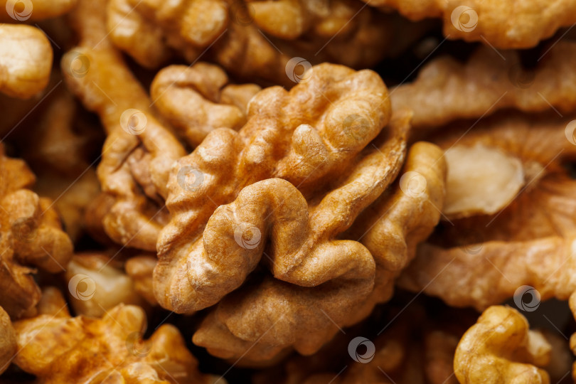 Скачать Грецкие орехи продаются на рынке специй.Грецкие орехи помогают снизить уровень Холестерина. Хорошие злаки полезны для здоровья. фотосток Ozero