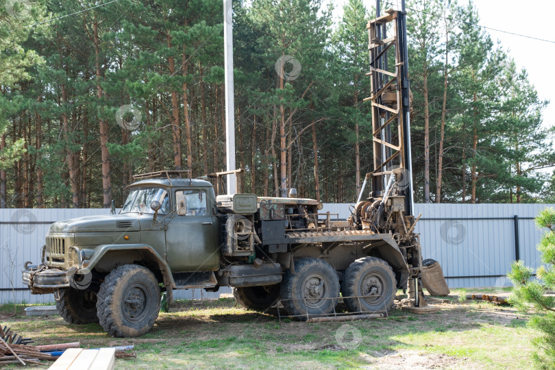 Скачать Буровая установка на автомобиле ЗИЛ бурит артезианскую скважину на воду в грунте. Прокладка металлической обсадной трубы в грунт, установка индивидуального питьевого водоснабжения фотосток Ozero