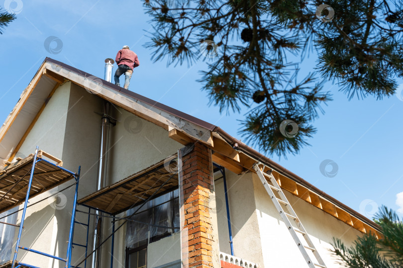 Скачать Мастер по монтажу вентиляционных труб и установке дымохода печи работает на крыше дома фотосток Ozero