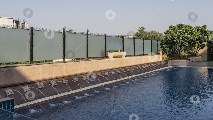 Скачать Фрагмент плавательного бассейна с голубой водой. фотосток Ozero