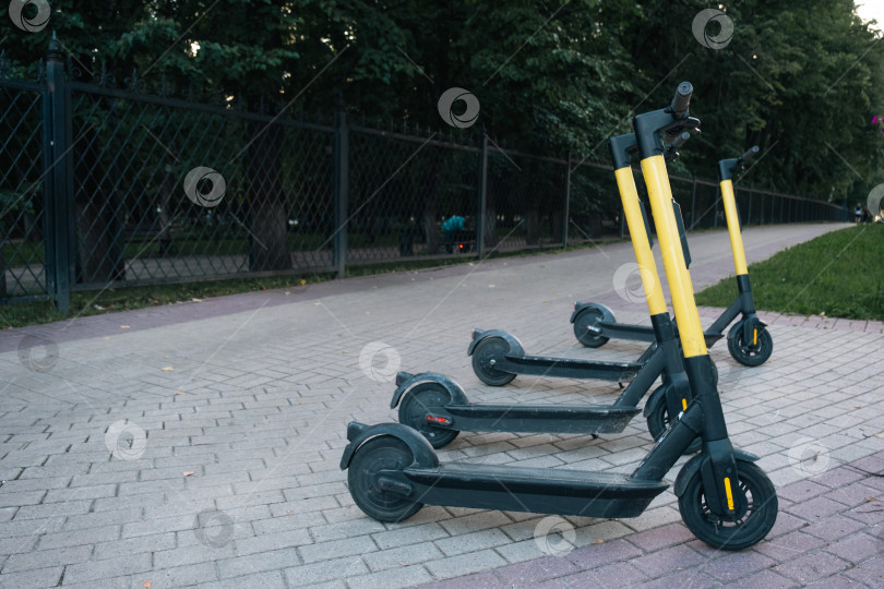 Скачать Городской транспорт электрический скутер - экологически чистое средство передвижения, арендуемое на городской улице фотосток Ozero