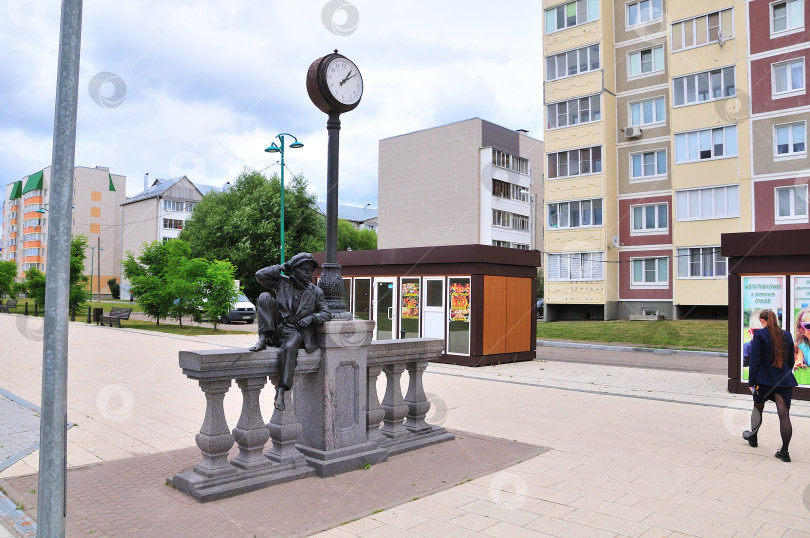 Скачать Миша Карась, памятник с часами в городе Руза фотосток Ozero