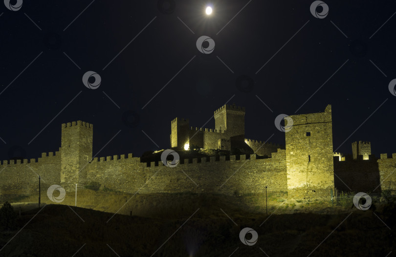 Скачать Генуэзская крепость ночью. Крым. фотосток Ozero