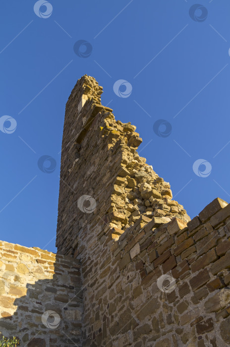 Скачать Руины башни в средневековой крепости. фотосток Ozero