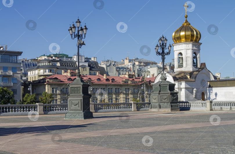 Скачать Фрагмент площади у храма Христа Спасителя в Москве фотосток Ozero