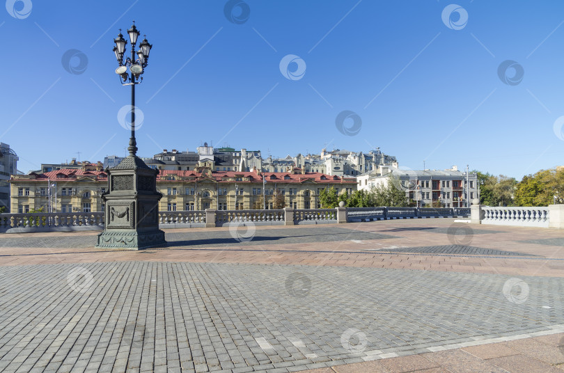 Скачать Фонарный столб на площади возле храма Христа Спасителя, МО фотосток Ozero