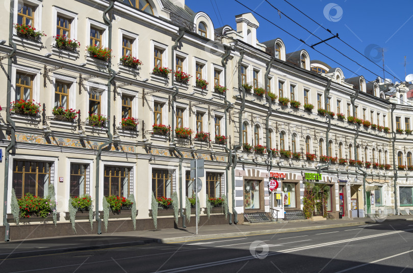 Скачать Фасады старинных домов украшены цветами. Москва. фотосток Ozero