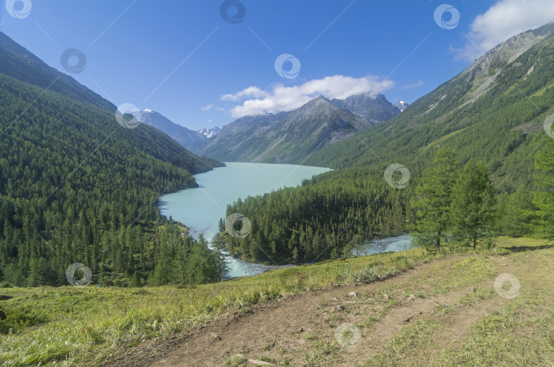 Скачать Пешеходная тропа на склоне холма, ведущая к озеру Кучерла. фотосток Ozero