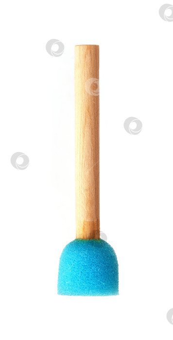 Скачать Синяя губка на деревянной ручке, выделенная на белом фоне фотосток Ozero