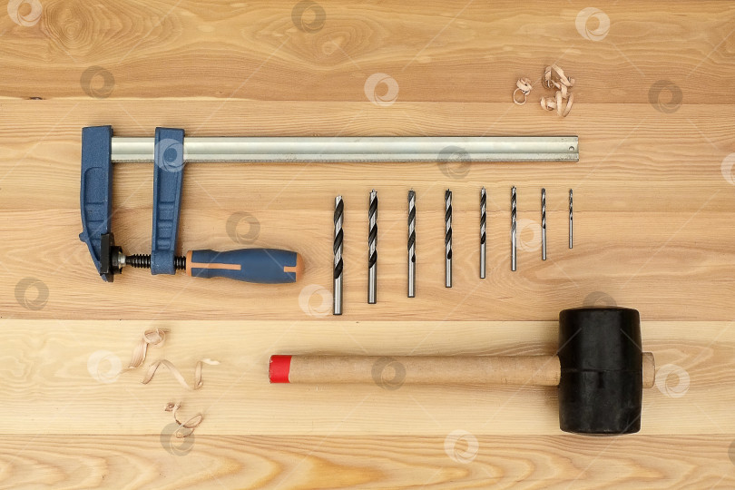Скачать Различные инструменты для ручной работы, разложенные на деревянной доске фотосток Ozero