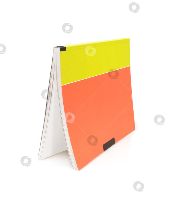 Скачать Книга в цветной обложке с белыми листами, выделенными на белом фоне фотосток Ozero