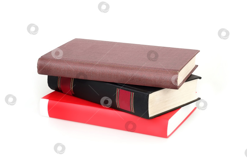Скачать Стопка книг в цветных обложках с белыми листами, выделенными на белом фоне фотосток Ozero