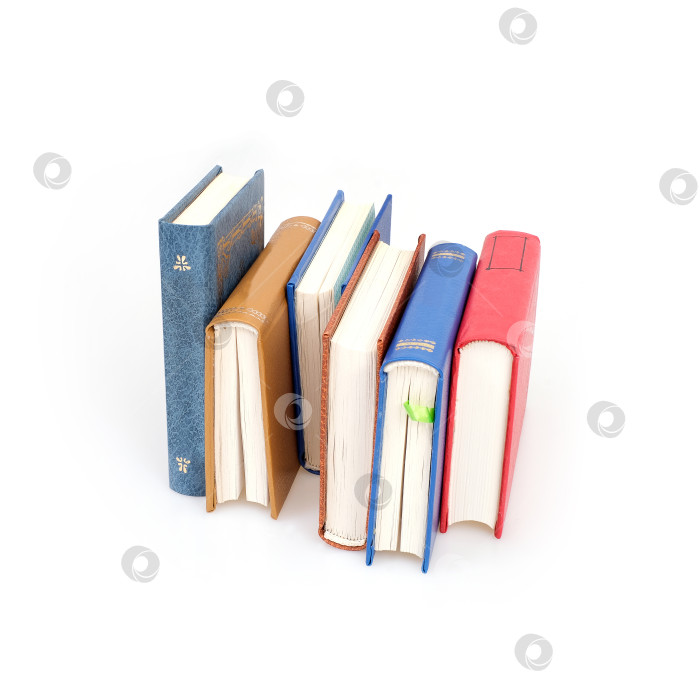 Скачать Стопка книг в цветных обложках с белыми листами, выделенными на белом фоне фотосток Ozero