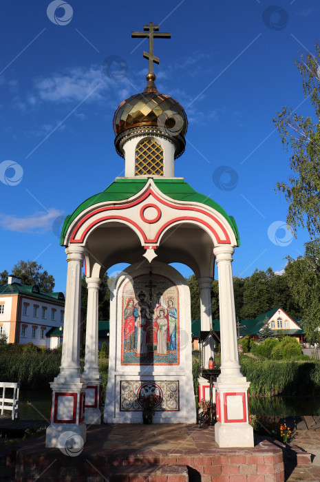 Скачать Часовня Царственных Страстотерпцев в Демьяново на закате фотосток Ozero