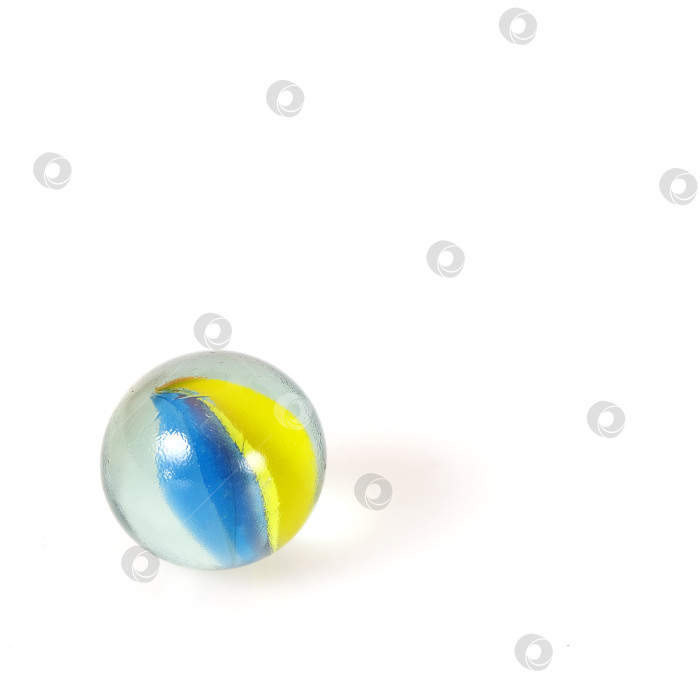 Скачать Стеклянный прозрачный шар, выделенный на белом фоне фотосток Ozero