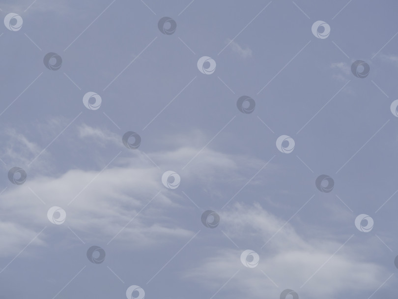 Скачать фон неба и легкие белые облака, мягкий фокус и пространство для копирования фотосток Ozero