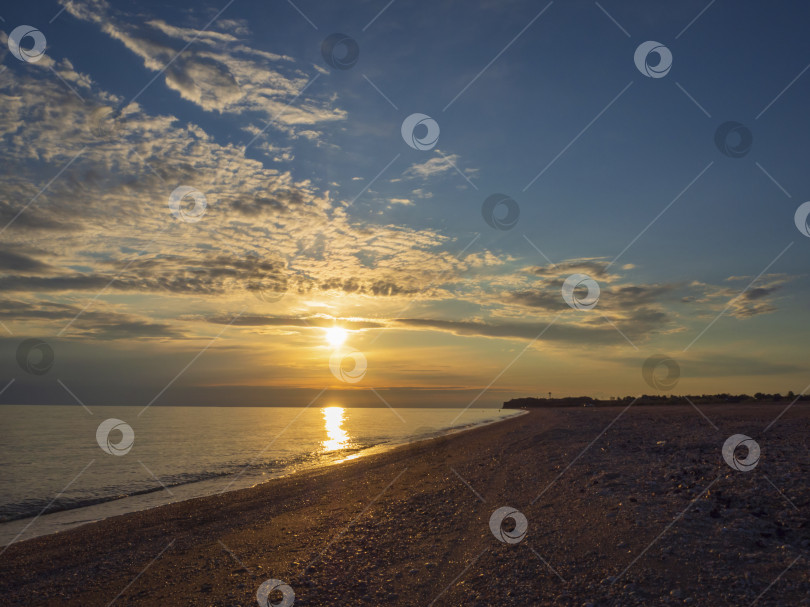 Скачать Морской пейзаж на закате. Закат с облачным голубым небом над морем и фотосток Ozero