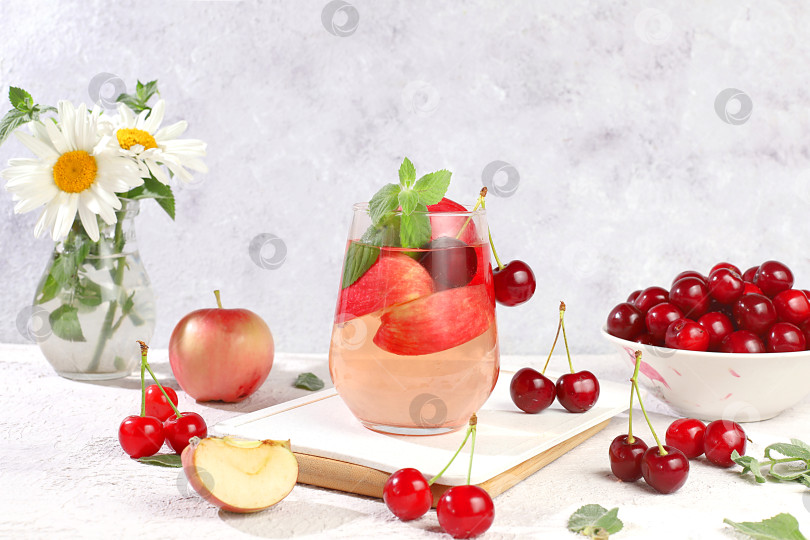 Скачать Осенний витаминный глинтвейн с кусочками яблока и мятой.Яблочный сидр, сок или фруктовый напиток в стакане на солнечном столе - концепция диеты и похудения. Яблоки способствуют очищению организма и снижению веса.Избирательный фокус фотосток Ozero