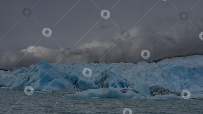 Скачать Массив потрескавшегося голубого льда в бирюзовом озере. фотосток Ozero